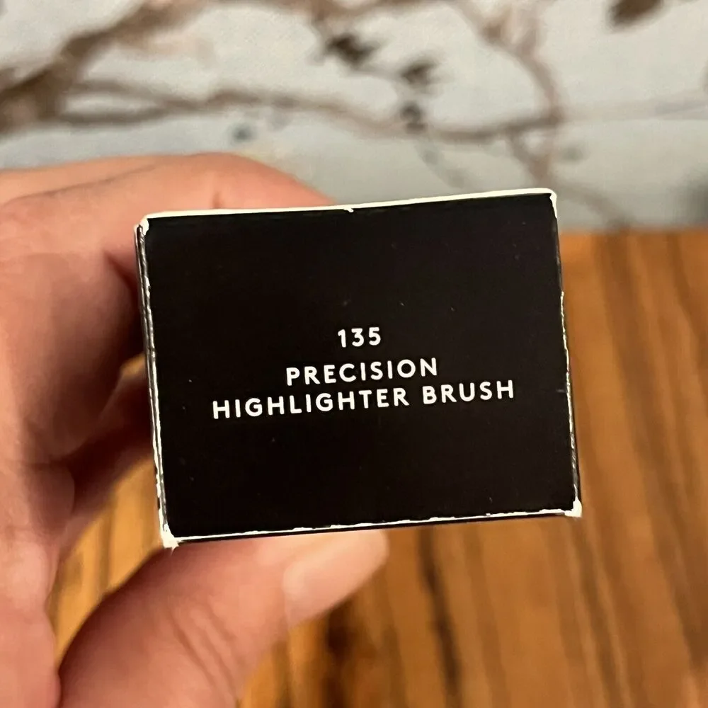 Fenty Beauty By Rihanna 135 Precision Highlighter Brush